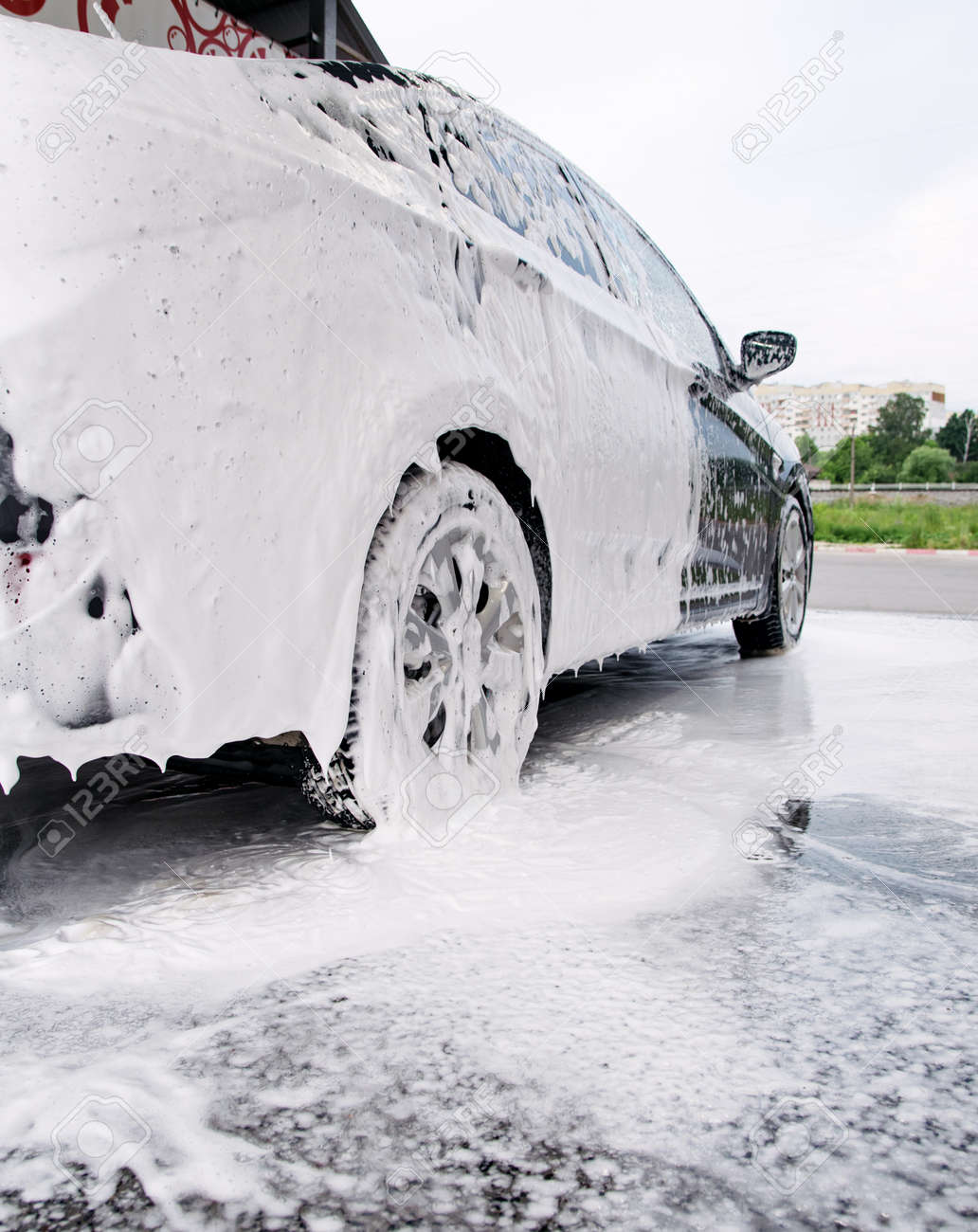 Coche Al Costado De La Espuma Y Burbujas Del Detergente En El